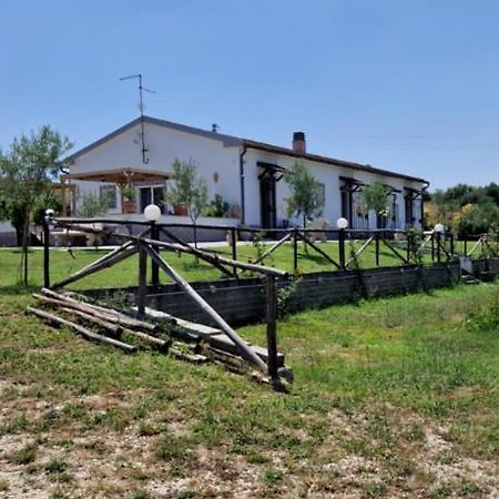 Casale Bianco Al Casello Dell' Autostrada Guidonia Bagian luar foto