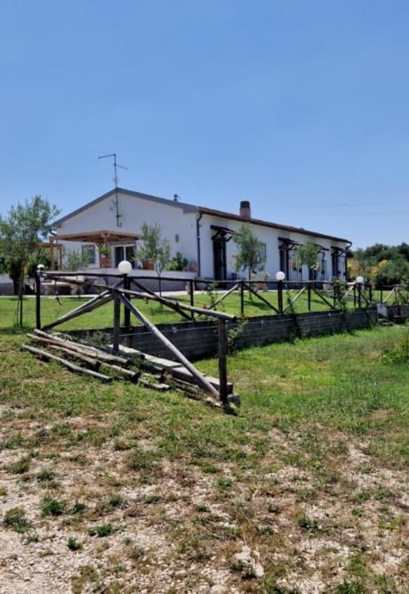 Casale Bianco Al Casello Dell' Autostrada Guidonia Bagian luar foto